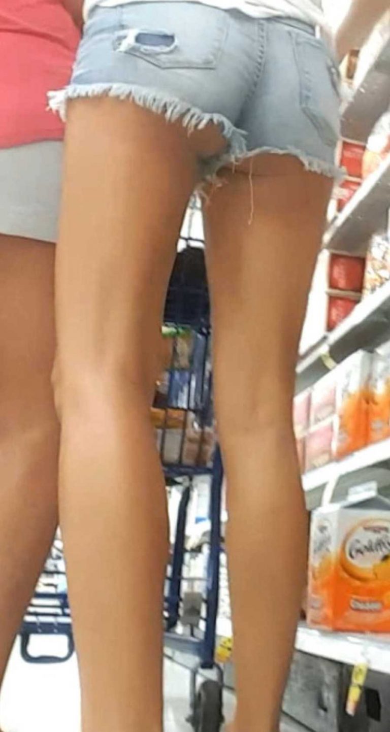 Skinny Teen Daugther In Short Shorts